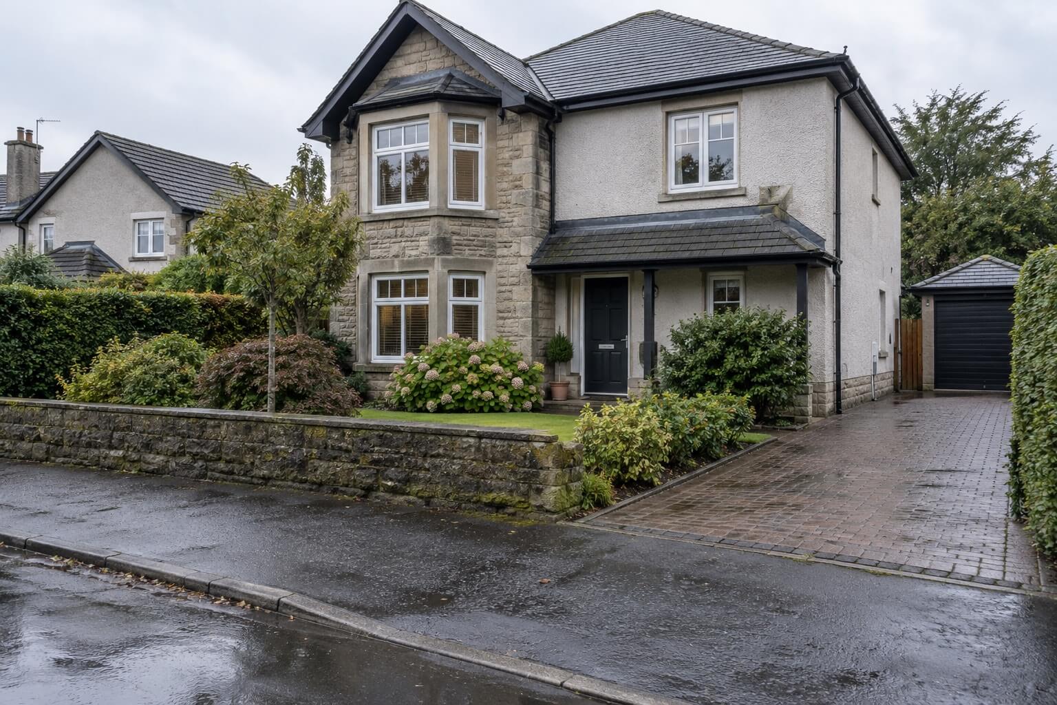 Detached houses with hedged front gardens in East Dunbartonshire